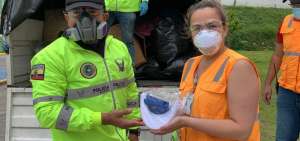 Trajes y visores de protecci&oacute;n especial son donados al Hospital Los Ceibos