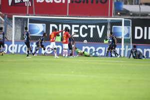El arquero Librado Azcona queda en el piso tras el primer tanto del Deportivo Cuenca, ayer en Sangolqu&iacute;. Foto: &Aacute;lvaro P&eacute;rez/El Tel&eacute;grafo