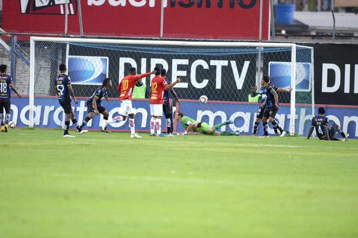 El arquero Librado Azcona queda en el piso tras el primer tanto del Deportivo Cuenca, ayer en Sangolqu&iacute;. Foto: &Aacute;lvaro P&eacute;rez/El Tel&eacute;grafo