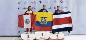 La marchista ecuatoriana Glenda Morej&oacute;n (c), en lo m&aacute;s alto del podio, junto a la peruana Mary Luz And&iacute;a (i), que logr&oacute; el segundo lugar; y la costarricense Noelia Vargas, tercera, en la prueba de los 10.000 metros marcha.