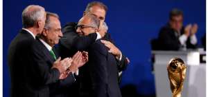 Representantes de Canad&aacute;, M&eacute;xico y Estados Unidos, celebran despu&eacute;s de la oferta conjunta ganada la votaci&oacute;n para la Copa Mundial de la FIFA 2026.