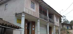 La casona, conocida como &ldquo;La Bella de Par&iacute;s&rdquo;, est&aacute; situada en el barrio San Francisco. Actualmente est&aacute; convertida en un centro intercultural intercomunitario que es manejado por la Municipalidad.