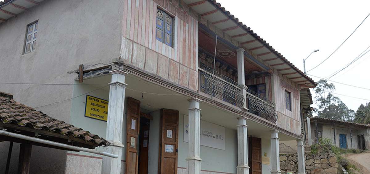 La casona, conocida como &ldquo;La Bella de Par&iacute;s&rdquo;, est&aacute; situada en el barrio San Francisco. Actualmente est&aacute; convertida en un centro intercultural intercomunitario que es manejado por la Municipalidad.