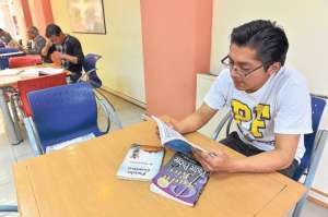 En las bibliotecas de la ciudad tambi&eacute;n se ha reducido el n&uacute;mero de lectores. Los que van solo realizan consultas para hacer sus tareas. Foto: Jos&eacute; Luis LLivisaca│ El Tel&eacute;grafo