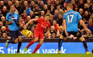 Steven Gerrard (c.) es uno de los jugadores m&aacute;s importantes en la historia del Liverpool. Foto: AFP
