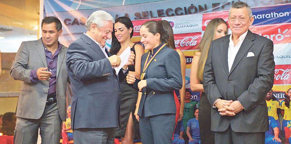 Luis Chiriboga (i) felicita a la entrenadora de la Selecci&oacute;n Ecuatoriana Femenina de F&uacute;tbol,  Vanessa Ar&aacute;uz (c). Foto: Eduardo Escobar