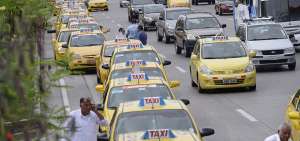 Los taxistas se estacionaron a lo largo de la avenida del Bombero y de la v&iacute;a a la Costa, hacia un costado.