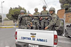 Los militares tambi&eacute;n est&aacute;n encargados, por mandato legal, del control de armas en el  Ecuador. Foto: Jhon Guevara / El Tel&eacute;grafo