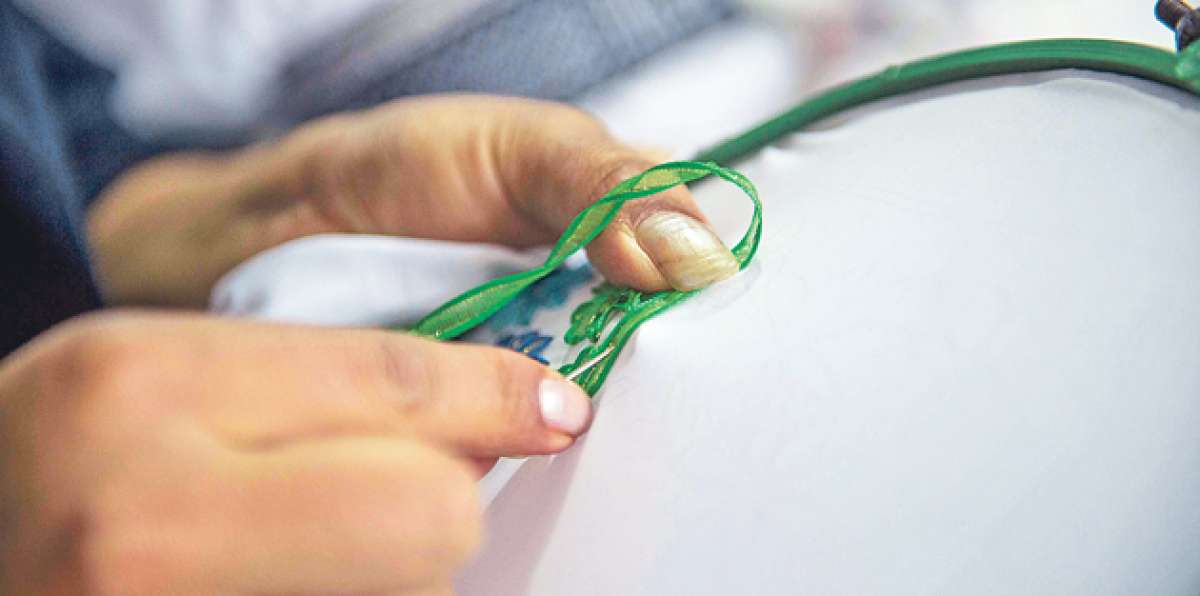 Bordar no es un trabajo f&aacute;cil; cada blusa es el resultado de horas de trabajo continuo. Foto: Fernando Sandoval / El Tel&eacute;grafo