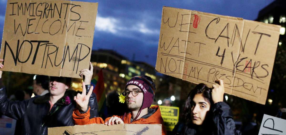 Manifestantes se re&uacute;nen para una vigilia fuera de la Casa Blanca en Washington, D.C. despu&eacute;s de la victoria de Donald Trump en la elecci&oacute;n presidencial del pasado 8 de noviembre.