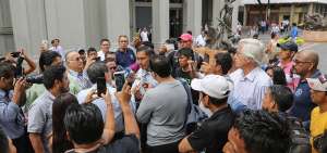 Un grupo de recolectores del crust&aacute;ceo lleg&oacute; hasta los bajos del Cabildo de Guayaquil para hablar con funcionarios acerca de sus peticiones.