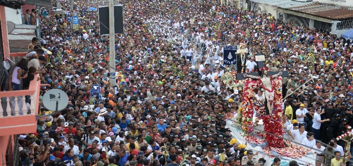 Miles de fieles cat&oacute;licos recorren desde las 07:00 las calles del suburbio de Guayaquil  con la  imagen del Cristo del Consuelo.