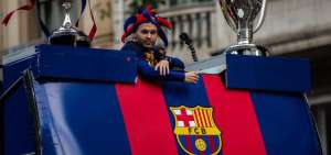 Dieciocho heridos al caer una grada durante una entrevista al futbolista Iniesta