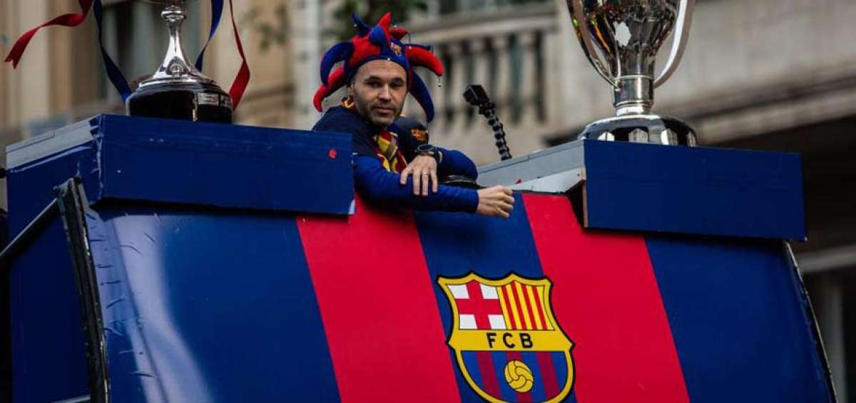 Dieciocho heridos al caer una grada durante una entrevista al futbolista Iniesta