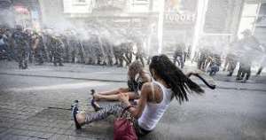 Pol&iacute;cia turca reprime con violencia por primera vez la Marcha de Orgullo Gay