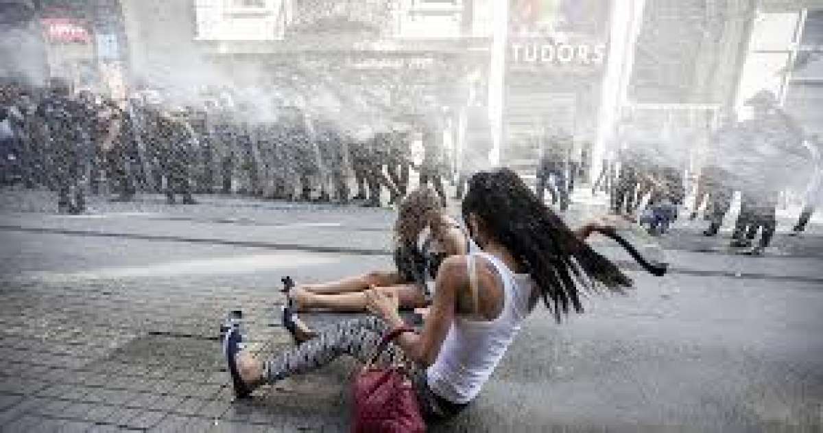 Pol&iacute;cia turca reprime con violencia por primera vez la Marcha de Orgullo Gay