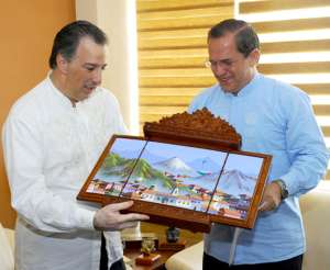 Los cancilleres de Ecuador y M&eacute;xico durante su reuni&oacute;n en Quito. Foto: AFP