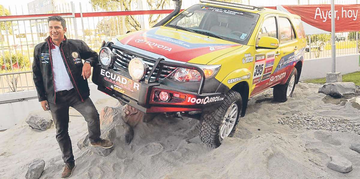 Sebasti&aacute;n Guayasam&iacute;n junto al Toyota Fortuner con el que participar&aacute; en la categor&iacute;a T1 del Rally Dakar 2015. Foto: Cortes&iacute;a