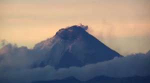 El volc&aacute;n Cotopaxi emiti&oacute; columna de vapor y gas la madrugada del domingo 