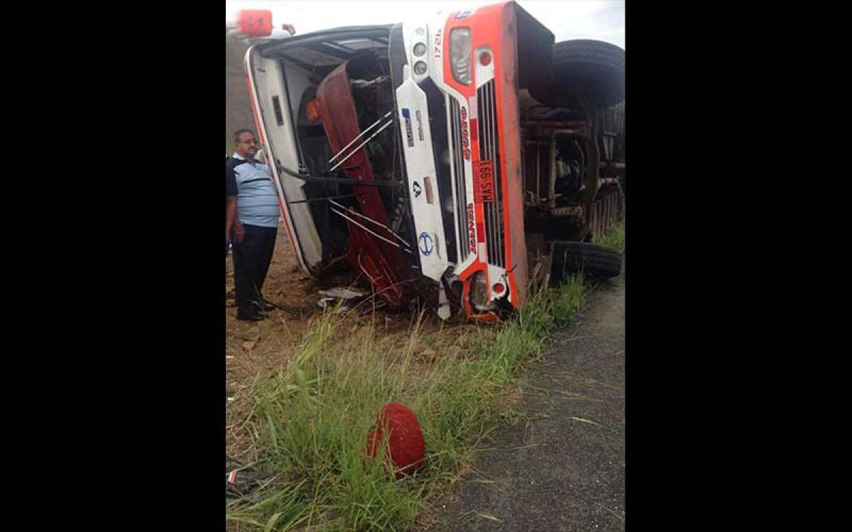 Accidente de bus en la v&iacute;a La Pila-Jipijapa dej&oacute; 13 heridos
