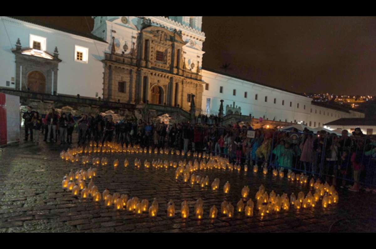 La Plaza San Francisco fue el principal escenario en Quito que se uni&oacute; a la iniciativa de la Fundaci&oacute;n WWF. Foto: Miguel Jim&eacute;nez/El Tel&eacute;grafo
