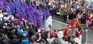 La peregrinaci&oacute;n que inicia y termina en la conocida plaza franciscana, en el centro del Quito viejo, moviliz&oacute; a creyentes.