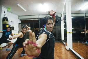 Algunos de los golpes que se repiten son la patada frontal y lateral, el golpe directo, el gancho y el codo circular.
