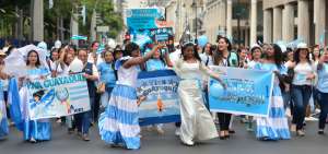 Los trajes t&iacute;picos con los colores de la bandera de la ciudad destacaron en el preg&oacute;n de fiestas, que es organizado por la Gobernaci&oacute;n del Guayas.