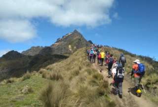 Los excursionistas fueron rescatados en buenas condiciones de salud en el volcán Rucu Pichincha y pudieron reunirse con sus familiares. 