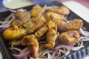 Tikka es un plato t&iacute;pico que se lo sirve en momentos especiales. Consiste en pollo acompa&ntilde;ado de salsa de menta.