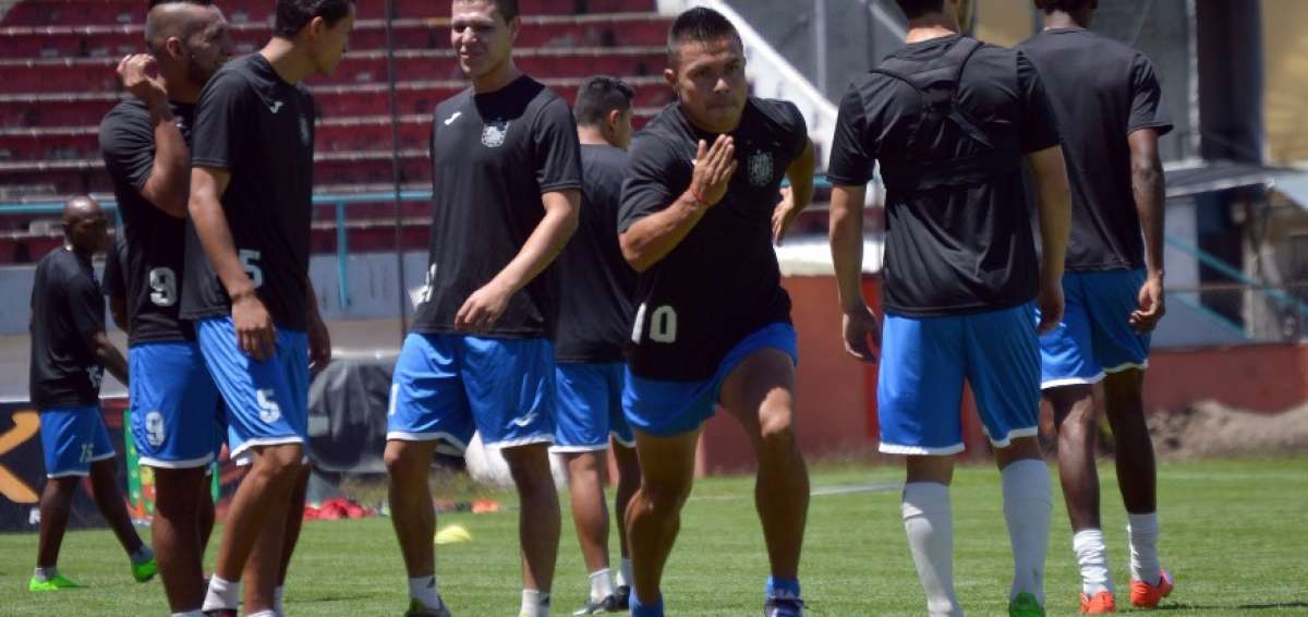El volante Jonny Uchuari (centro) ser&aacute; titular esta noche en el primer partido &lsquo;morlaco&rsquo; en este torneo de clubes. 