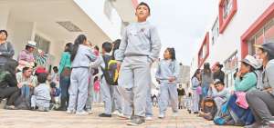 Los estudiantes de la escuela Victoria de Portete, en la capital azuaya, antes estudiaban en escuelas unidocentes repartidas en las comunidades aleda&ntilde;as. Foto: Fernando Machado / El Tel&eacute;grafo