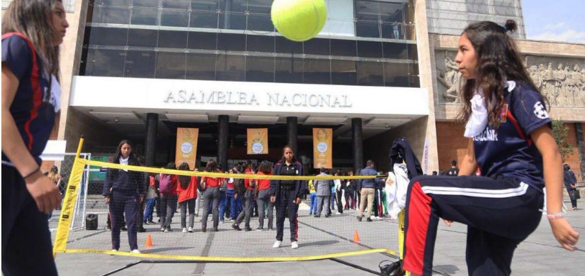 En la feria deportiva por la declaratoria del D&iacute;a Nacional del F&uacute;tbol Femenino participaron j&oacute;venes de varias instituciones educativas.