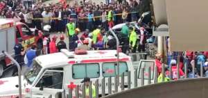 Los organismos de socorro auxiliaron a los heridos en el sitio del percance.