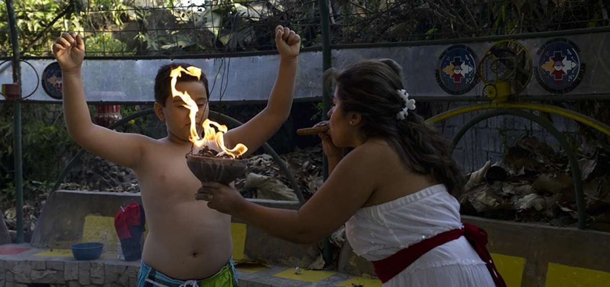 Pilar Guzm&aacute;n hace una demostraci&oacute;n del ritual de la limpia de sanaci&oacute;n en el centro hol&iacute;stico Yololo. El fuego es vital en esta actividad.