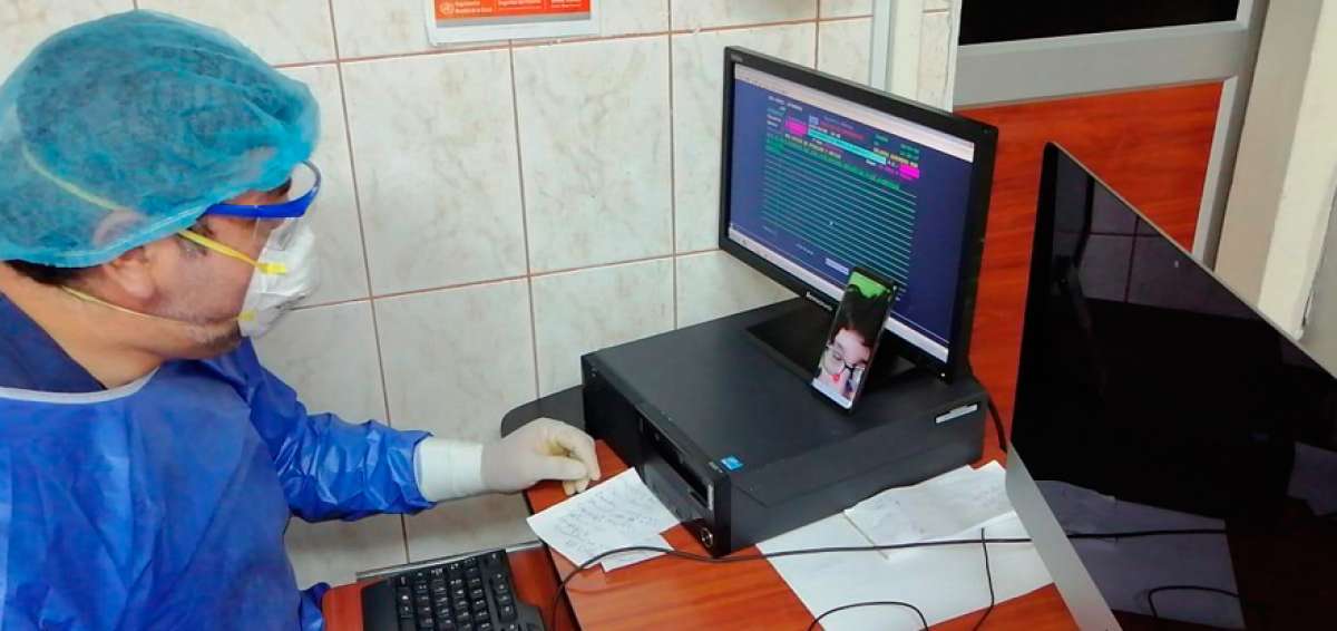 Los pacientes del Centro de Especialidades Letamendi, de Guayaquil, reciben su medicina. Las muestras se realizan a trav&eacute;s del servicio a domicilio.