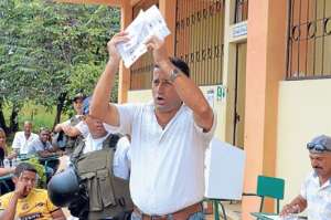 Walquer Vera fue escoltado por su equipo de seguridad en los comicios de marzo. Foto: Marco Salgado.