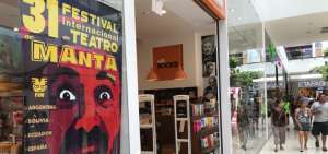 En las tiendas del centro comercial Mall del Pac&iacute;fico se promociona el festival de teatro de Manta.
