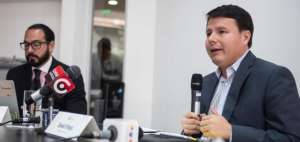 El ministro Daniel Ortega (derecha) emiti&oacute; declaraciones durante un conversatorio con medios de comunicaci&oacute;n.