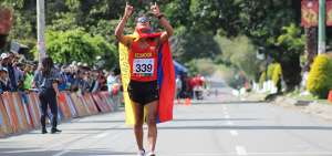 Daniel Pintado se coloc&oacute; en su espalda la bandera de Ecuador al cruzar la meta, en la prueba de los 20 km marcha. El oro que gan&oacute; ser&aacute; un obsequio para su esposa.