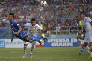 Gim&eacute;nez de cabeza intent&oacute; ganar a Luis Romero, pero el zaguero albo estuvo siempre atento. Foto: Rodolfo P&aacute;rraga / El Tel&eacute;grafo