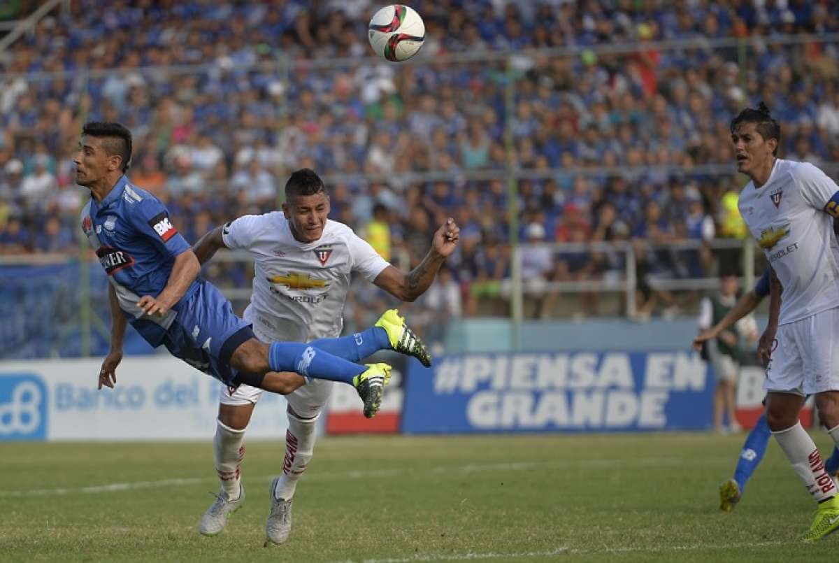 Gim&eacute;nez de cabeza intent&oacute; ganar a Luis Romero, pero el zaguero albo estuvo siempre atento. Foto: Rodolfo P&aacute;rraga / El Tel&eacute;grafo