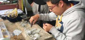 Los h&aacute;biles artesanos de Chordeleg entrelazan finos hilos de oro y plata para formar primorosas joyas.