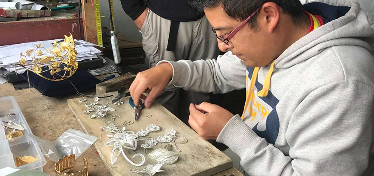 Los h&aacute;biles artesanos de Chordeleg entrelazan finos hilos de oro y plata para formar primorosas joyas.