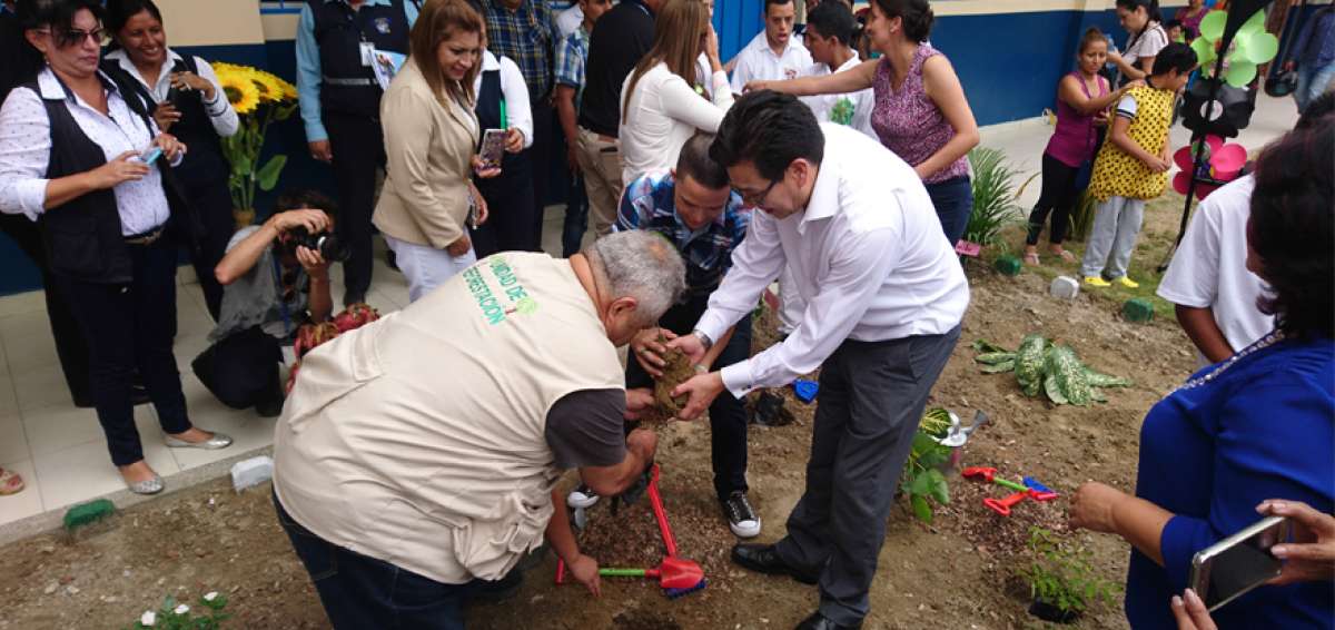 Los funcionarios entregaron gu&iacute;as metodol&oacute;gicas del programa TiNi con lo cual los docentes impartir&aacute;n clases en su programaci&oacute;n educacional.