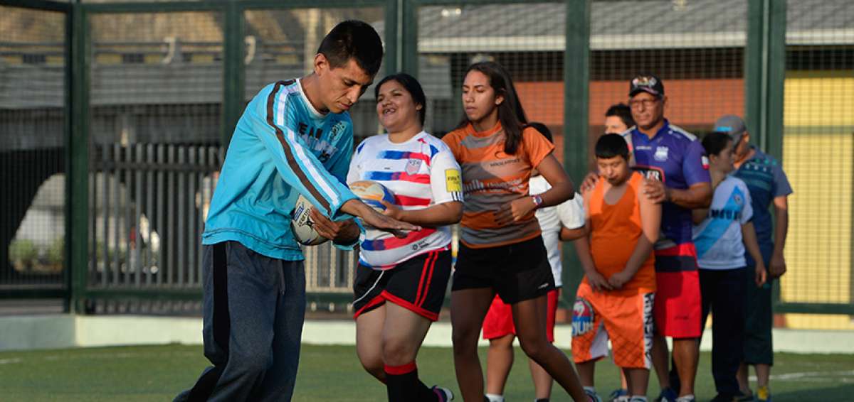 Tres veces por semana los j&oacute;venes, de los programas de Fasinarm y de otras instituciones que trabajan con personas con discapacidad intelectual, entrenan en las canchas del parque lineal de la avenida Barcelona. De este grupo, ya hay prospectos para integrar el equipo nacional de rugby de Ecuador.