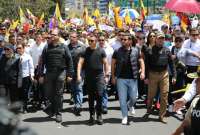 El presidente Daniel Noboa marchó junto a su gabinete, la vicepresidenta, asambleísta y cientos de personas hacia la Corte Constitucional.