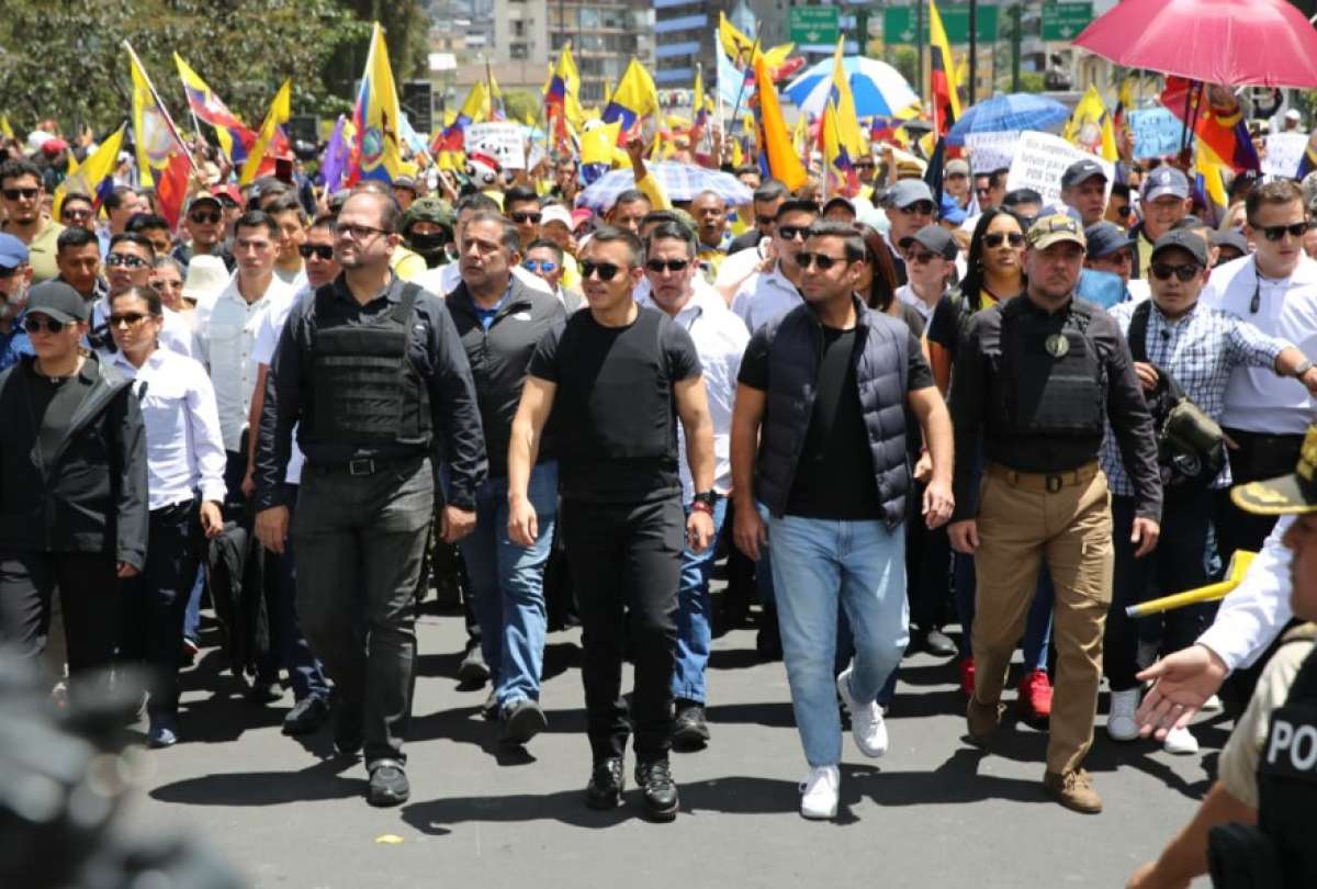 El presidente Daniel Noboa marchó junto a su gabinete, la vicepresidenta, asambleísta y cientos de personas hacia la Corte Constitucional.