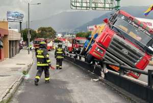 Tanquero pierde pista y queda atorado en la av. Granados y Simón Bolívar