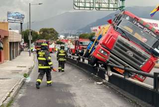 Tanquero pierde pista y queda atorado en la av. Granados y Simón Bolívar